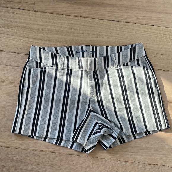 New old navy mid rise pixie shorts. Never worn - Picture 1 of 7